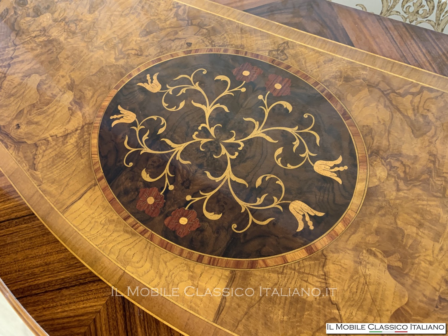 cassettone bombato intarsiato